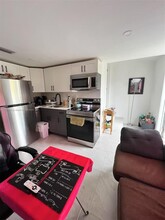 1102 NW 103rd St in Miami, FL - Building Photo - Building Photo