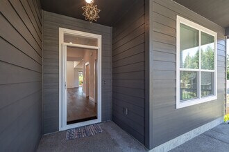 3352 NE Spruce Dr in Camas, WA - Foto de edificio - Building Photo