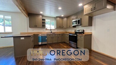 4323 Galice Rd in Merlin, OR - Building Photo - Building Photo