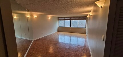 19 Rock Hill Rd, Unit 2C in Bala Cynwyd, PA - Building Photo - Building Photo