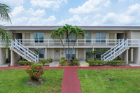 Four Sea Suns Condominiums in Boynton Beach, FL - Foto de edificio - Building Photo