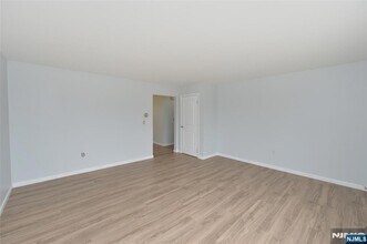 421 Leonhardt Dr in Saddle Brook, NJ - Foto de edificio - Building Photo