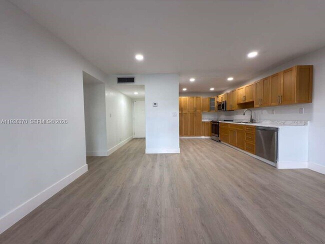 9001 Jacaranda Ln in Plantation, FL - Building Photo - Building Photo