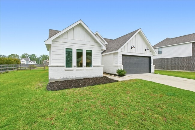 130 Lk Wy Cir in Anahuac, TX - Building Photo - Building Photo