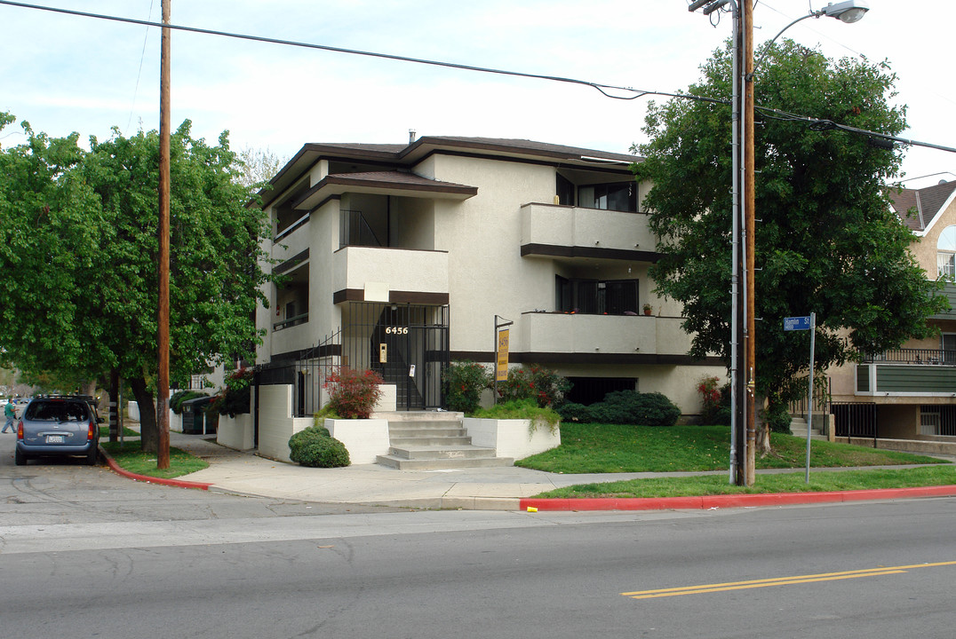 6456 Hazeltine Ave in Van Nuys, CA - Building Photo