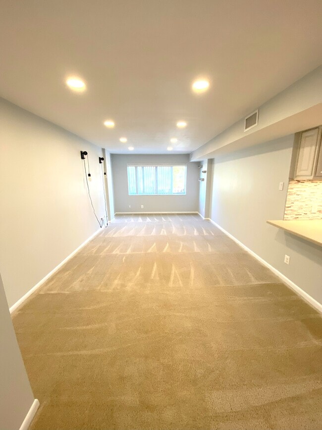 5340 Holmes Run Pky, Unit Room 1 in Alexandria, VA - Building Photo - Building Photo