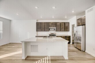 6750 Juniper Dr in Thornton, CO - Foto de edificio - Building Photo