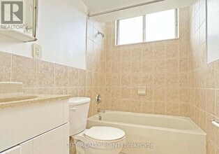 525 Eglinton Ave E in Toronto, ON - Building Photo - Building Photo