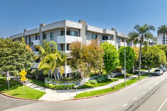 12115 San Vicente Blvd in Los Angeles, CA - Foto de edificio - Building Photo