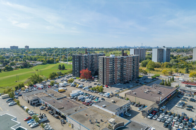 1375 Midland Ave in Toronto, ON - Building Photo - Building Photo