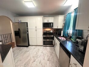 4 Thoroughbred Ln in Colonie, NY - Building Photo - Building Photo