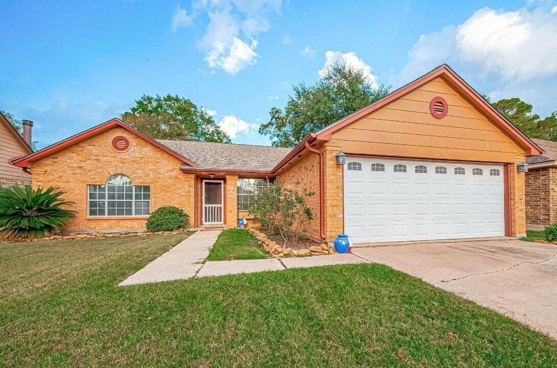 410 Forest Hills Dr in League City, TX - Foto de edificio