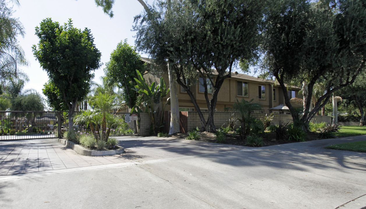 Cypress Park Townhomes in Ontario, CA - Building Photo