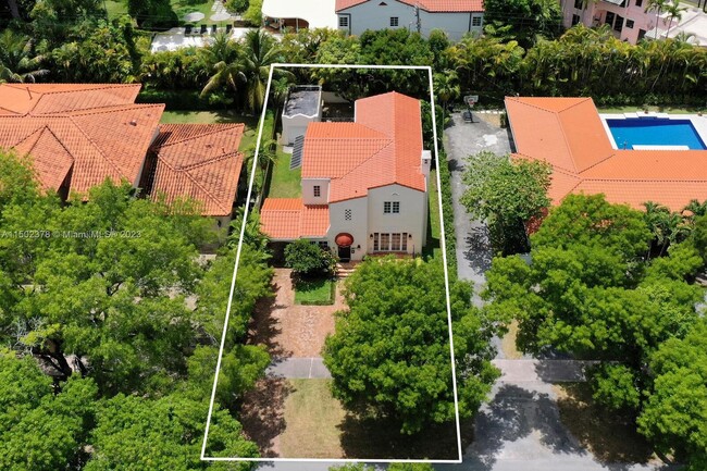 2504 Alhambra Cir in Coral Gables, FL - Building Photo - Building Photo