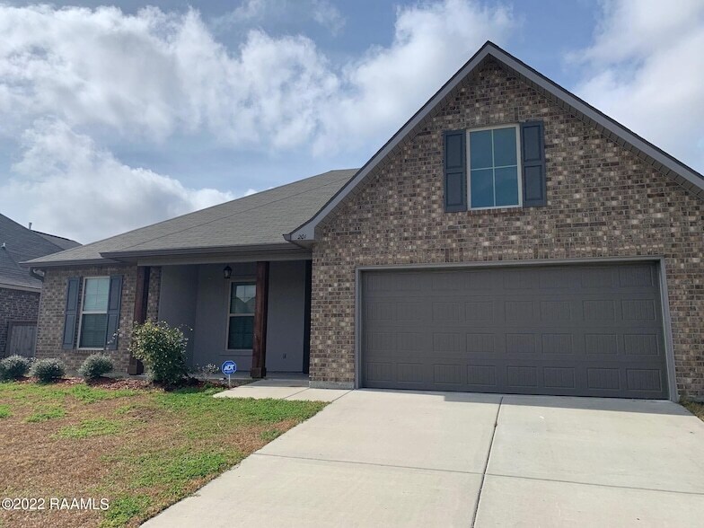 201 St Caillin St in Youngsville, LA - Building Photo