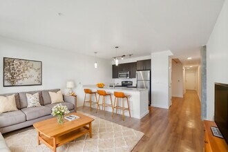 REO Flats in Seattle, WA - Foto de edificio - Building Photo