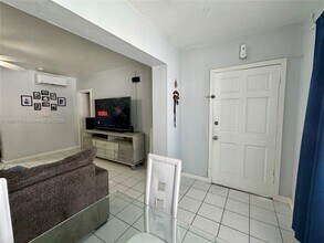 2120 Biarritz Dr, Unit 4 in Miami Beach, FL - Building Photo - Building Photo