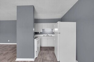 421 Poplar Level Ct in Louisville, KY - Building Photo