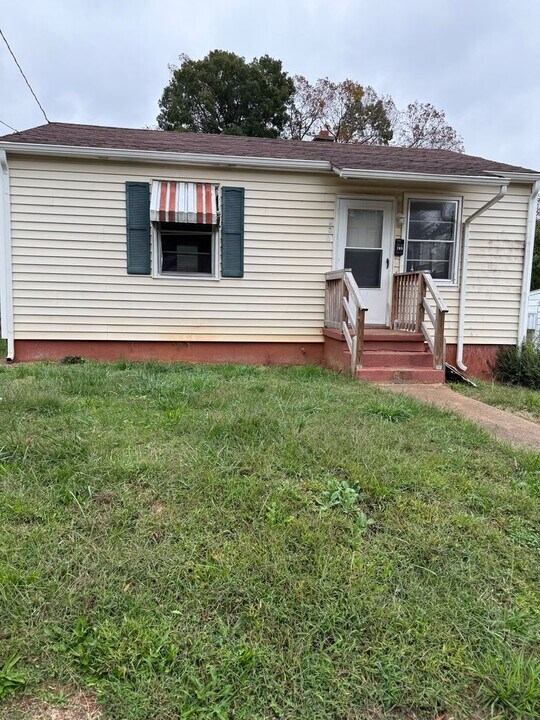 705 4th St in Martinsville, VA - Building Photo
