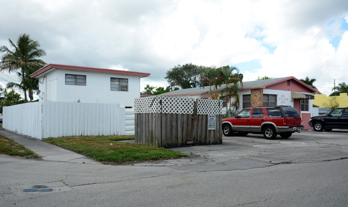 1206 N 22nd Ave in Hollywood, FL - Building Photo