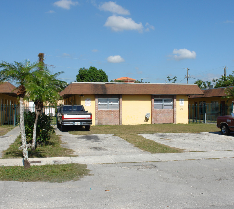 914-934 SW 1st St in Homestead, FL - Building Photo