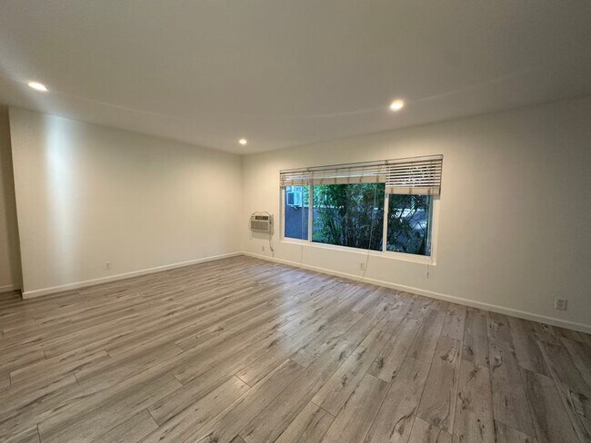 7555 De Longpre Ave, Unit 3 in Los Angeles, CA - Building Photo - Building Photo