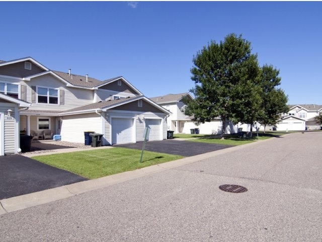 Farmington Family Townhomes in Farmington, MN - Building Photo