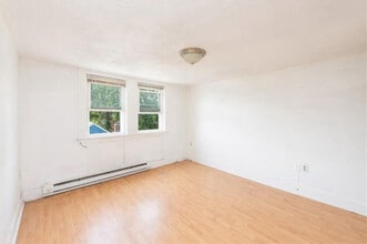 6 Howard St in Cranston, RI - Foto de edificio - Building Photo