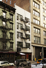 305 Spring St in New York, NY - Building Photo - Building Photo