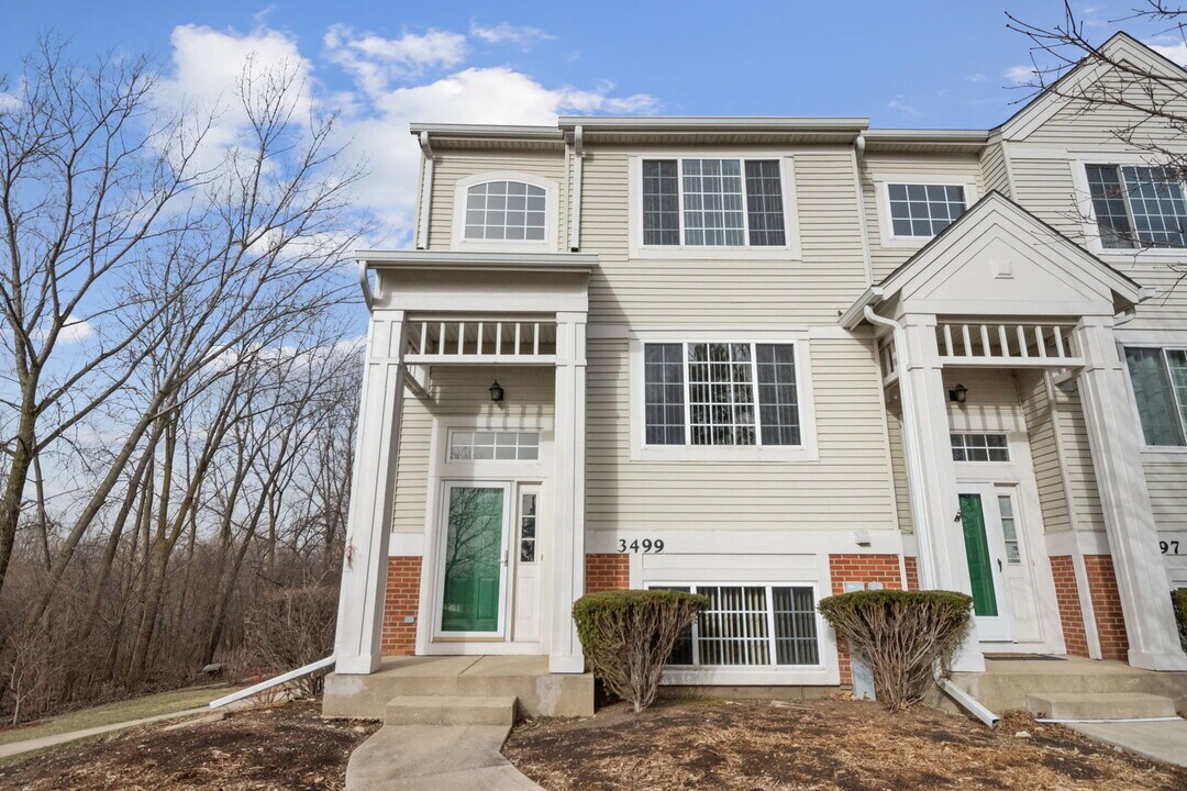 3499 Ravinia Cir in Aurora, IL - Foto de edificio