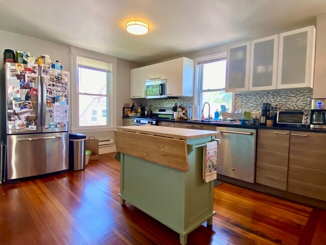 8 Eulita Ter, Unit 3 in Boston, MA - Building Photo - Building Photo
