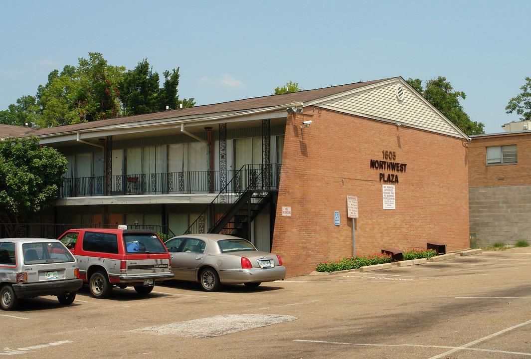 Northwest Plaza in Jackson, MS - Building Photo