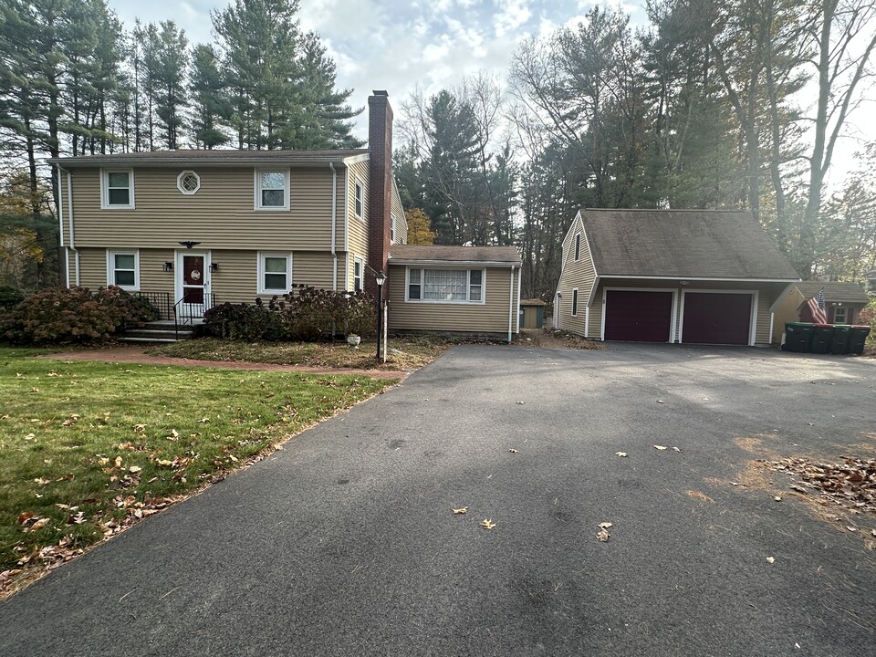 2 Bow St, Unit 2 in Plainville, MA - Foto de edificio