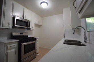 10745 Hortense St in Los Angeles, CA - Foto de edificio - Building Photo