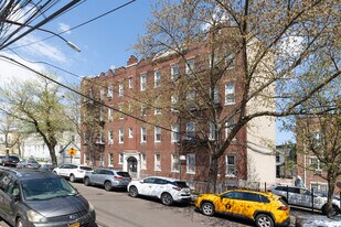 4115 Warren St in Flushing, NY - Building Photo