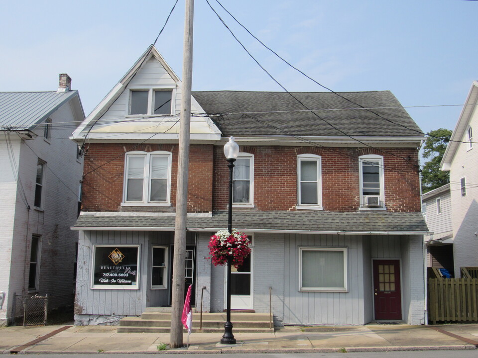 250 W Main St in Waynesboro, PA - Building Photo