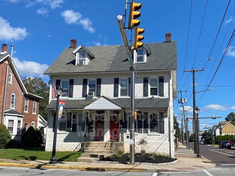 235 E Main St in Lansdale, PA - Foto de edificio