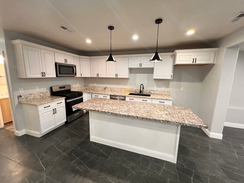 912 31st St in Bakersfield, CA - Building Photo