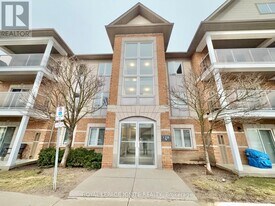 128 Aspen Springs Dr in Bowmanville, ON - Building Photo