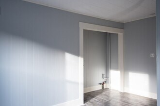 3 Bridge St in Montague, MA - Foto de edificio - Building Photo