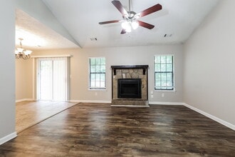 10439 Candlelight Rd in Jonesboro, GA - Foto de edificio - Building Photo
