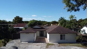 19754 NW 61st Ave in Hialeah, FL - Building Photo
