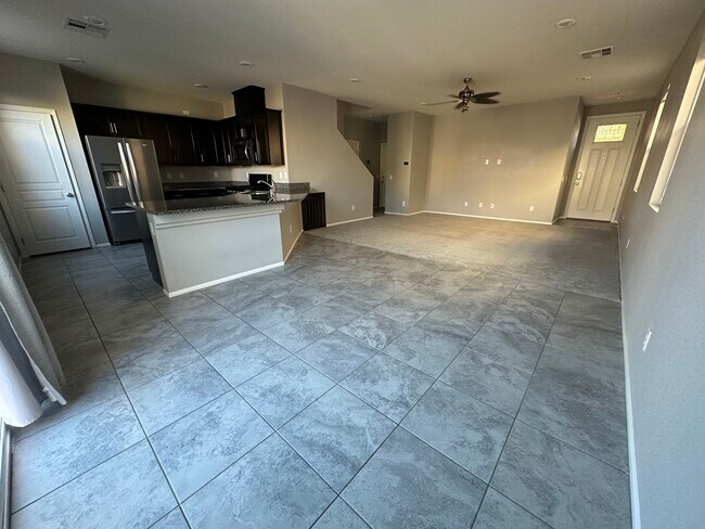 7124 Fossil Lake St in North Las Vegas, NV - Building Photo - Building Photo
