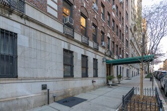 305 W 104th St in New York, NY - Building Photo - Building Photo