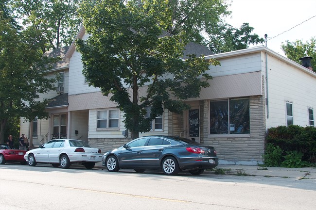 2052 Atwood Ave in Madison, WI - Foto de edificio - Building Photo