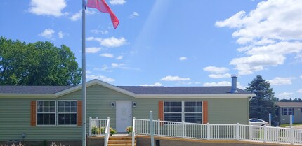 410 Deerfield Ln in Columbus, MI - Foto de edificio - Building Photo