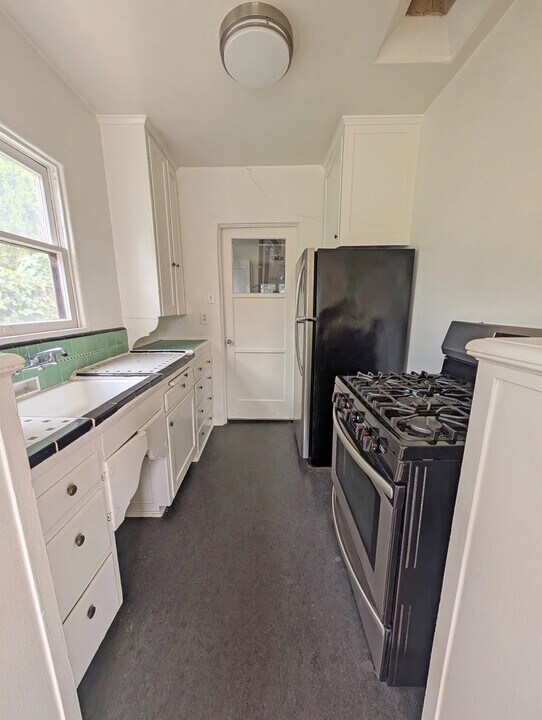 826 Maltman Ave in Los Angeles, CA - Building Photo