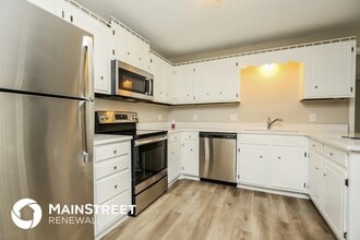 613 Summertime Ct in Nashville, TN - Foto de edificio - Building Photo