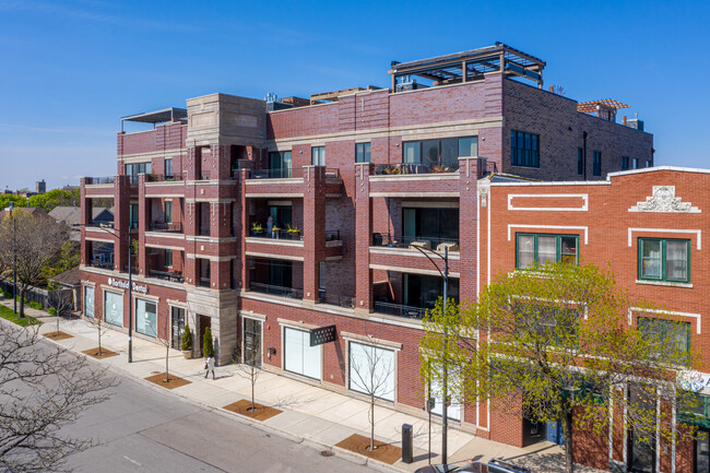 5820 N Clark St in Chicago, IL - Foto de edificio - Building Photo