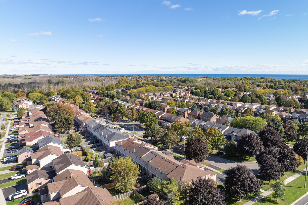 10 Gates Cres in Ajax, ON - Building Photo